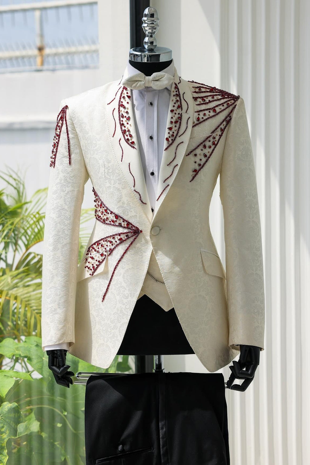 Glamorous Off-white Jacquard 3 Pieces Wedding Suits With Beadings