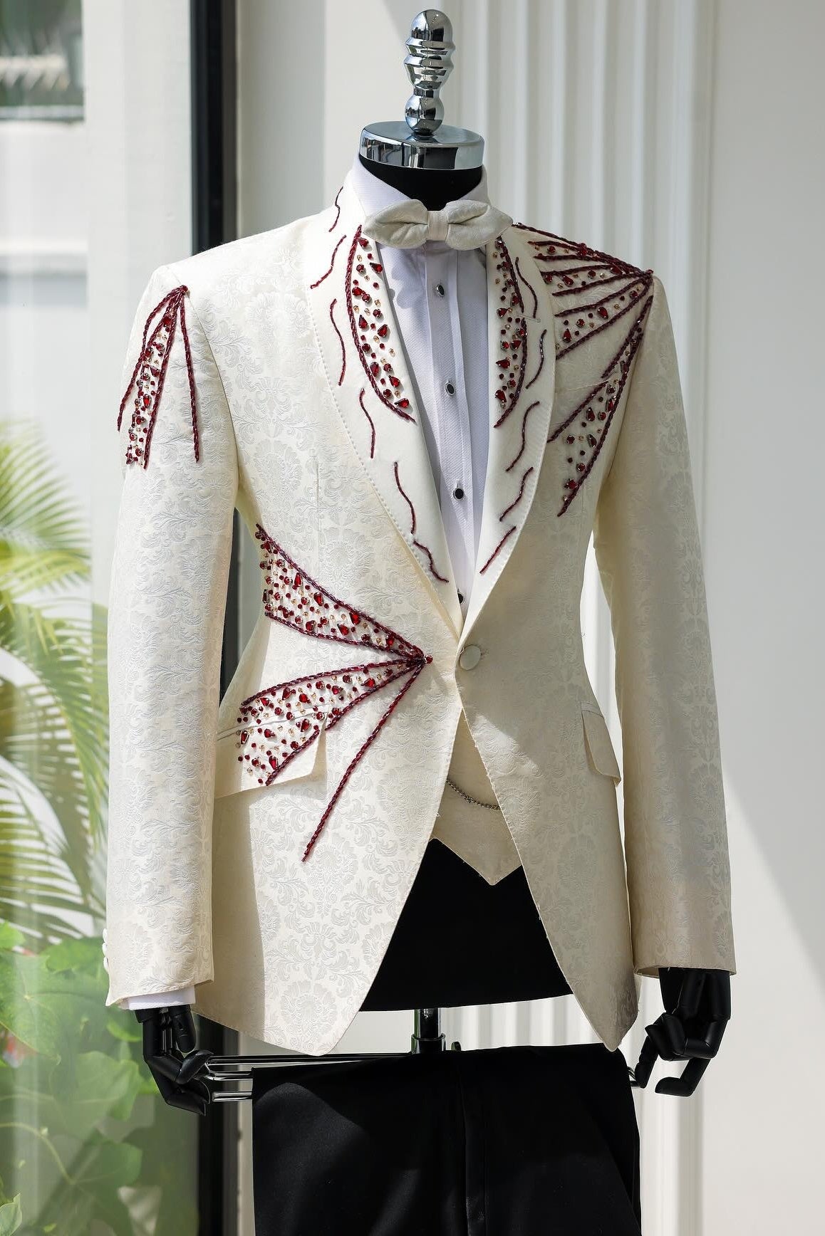 Glamorous Off-white Jacquard 3 Pieces Wedding Suits With Beadings