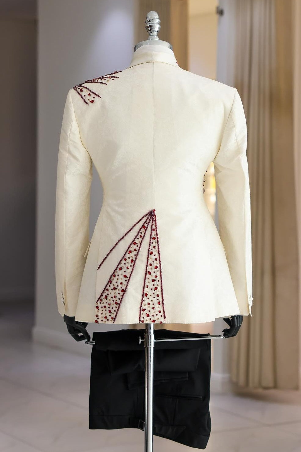 Glamorous Off-white Jacquard 3 Pieces Wedding Suits With Beadings