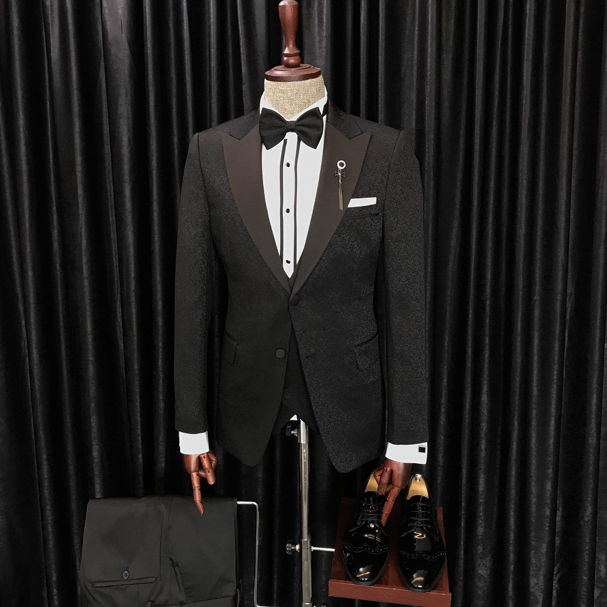 Elegant Black Three Pieces Jacquard Peaked Lapel Prom Men Suits
