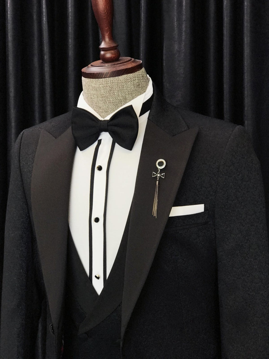 Elegant Black Three Pieces Jacquard Peaked Lapel Prom Men Suits