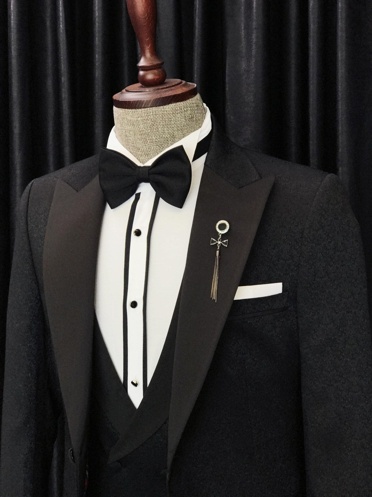 Elegant Black Three Pieces Jacquard Peaked Lapel Prom Men Suits