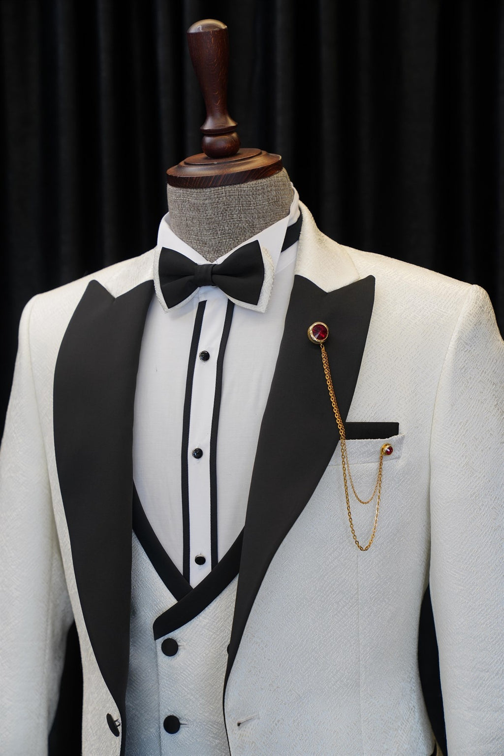 Wonderful White Jacquard Three Pieces Peaked Lapel Men's Prom Suits