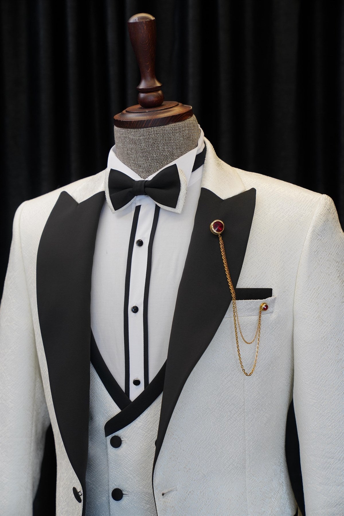 Wonderful White Jacquard Three Pieces Peaked Lapel Men's Prom Suits
