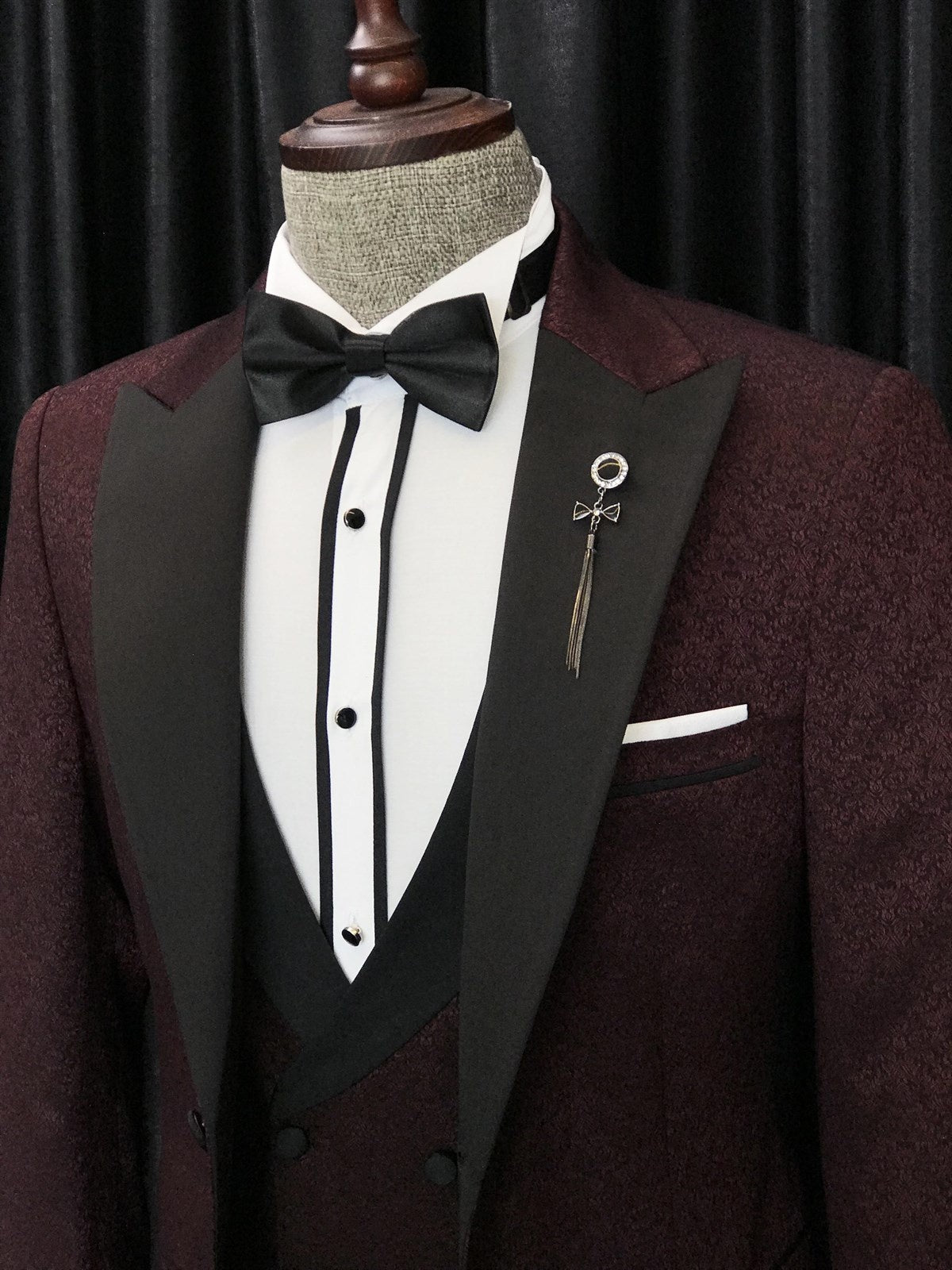 Mild Burgundy Jacquard Three Pieces Peaked Lapel Prom Suits