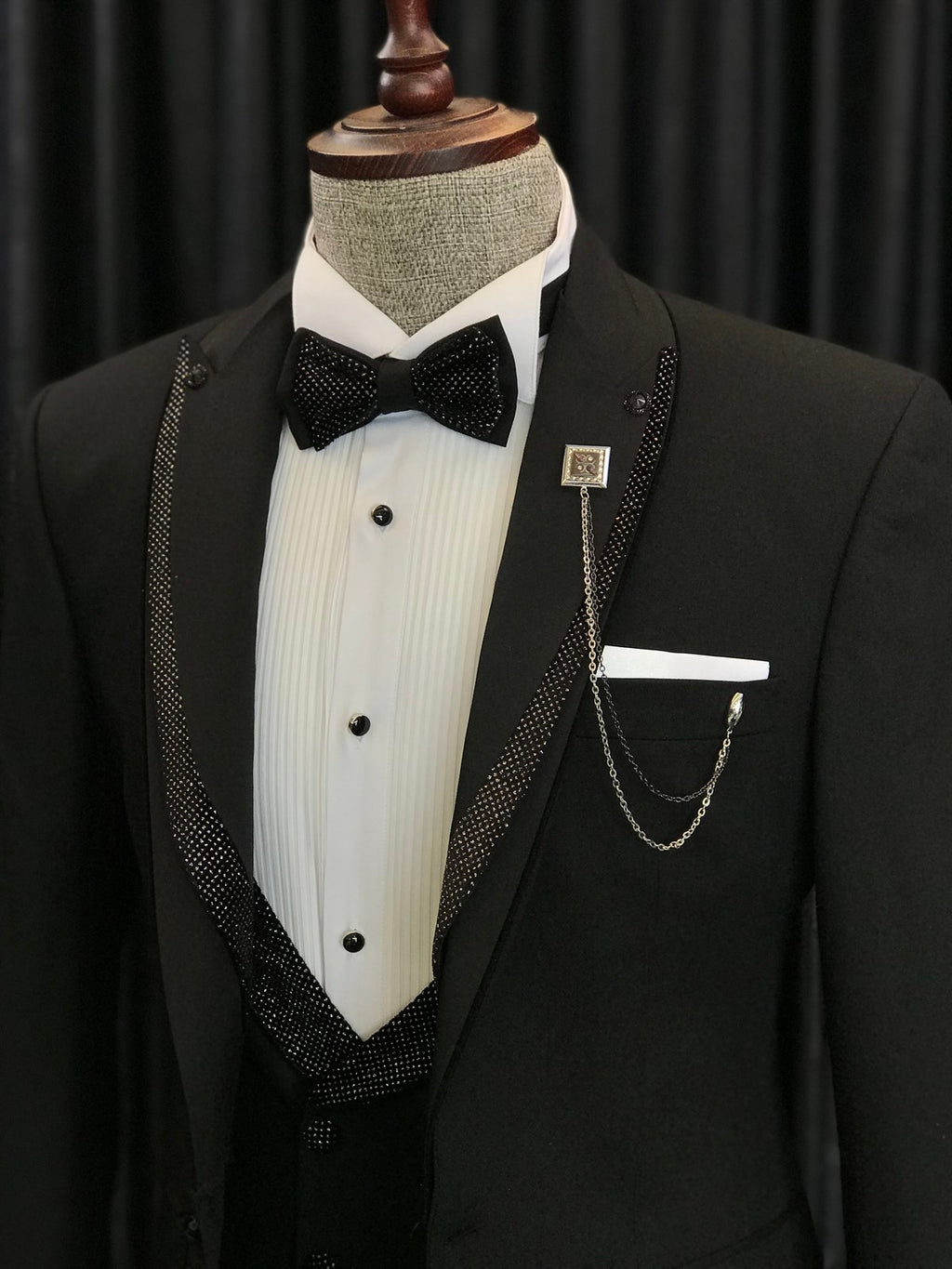Gentle Black 3 Pieces Prom Suits With Sparkle Black Peaked Lapel