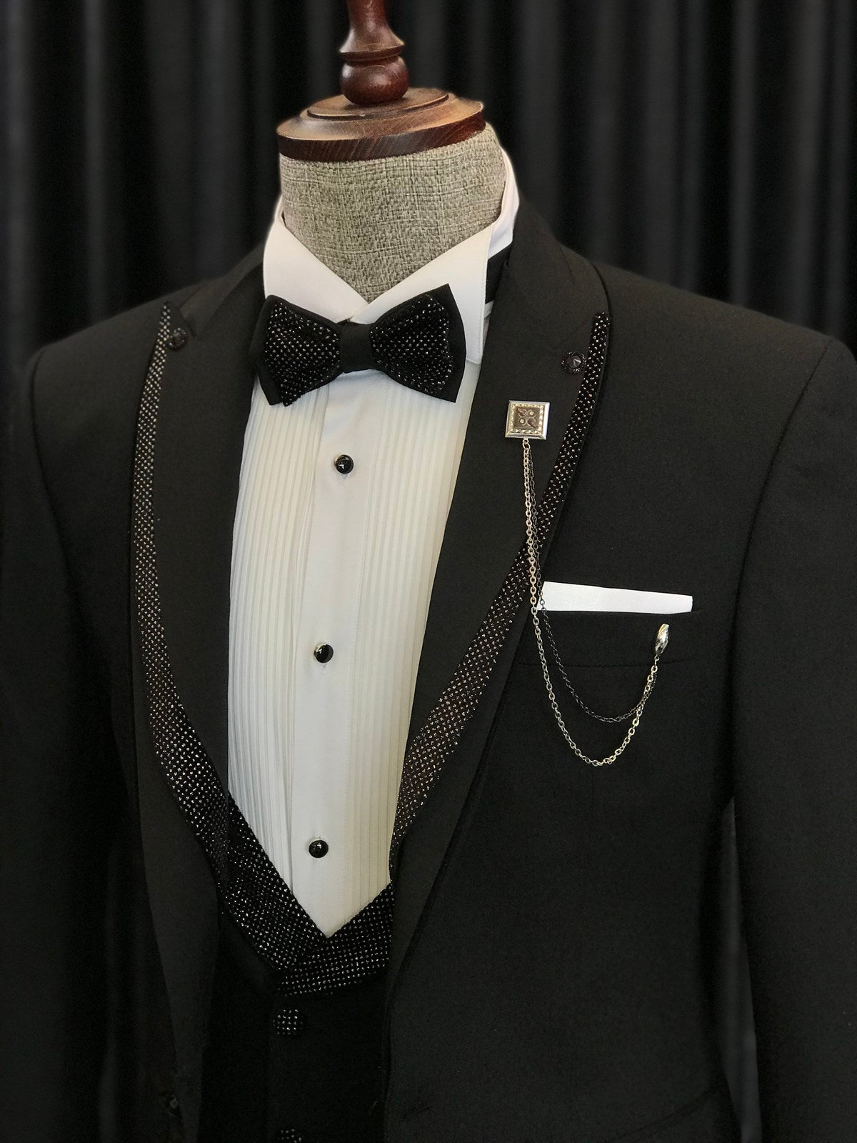 Gentle Black 3 Pieces Prom Suits With Sparkle Black Peaked Lapel