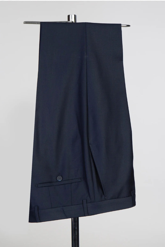 Trendy Navy Blue Peaked Lapel Double Breasted Prom Suits