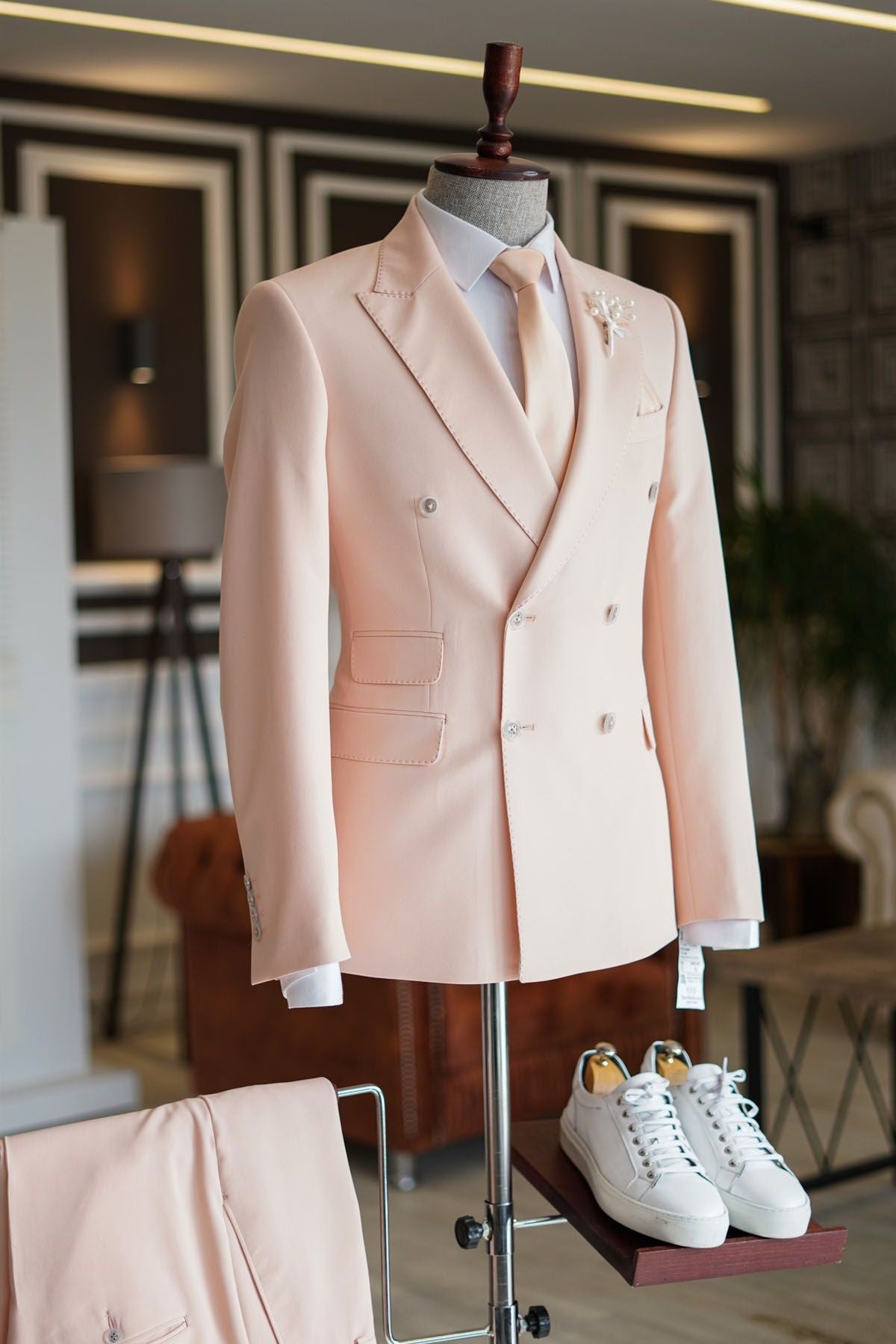 Chic Light Pink Peaked Lapel Double Breasted Prom Men Suits
