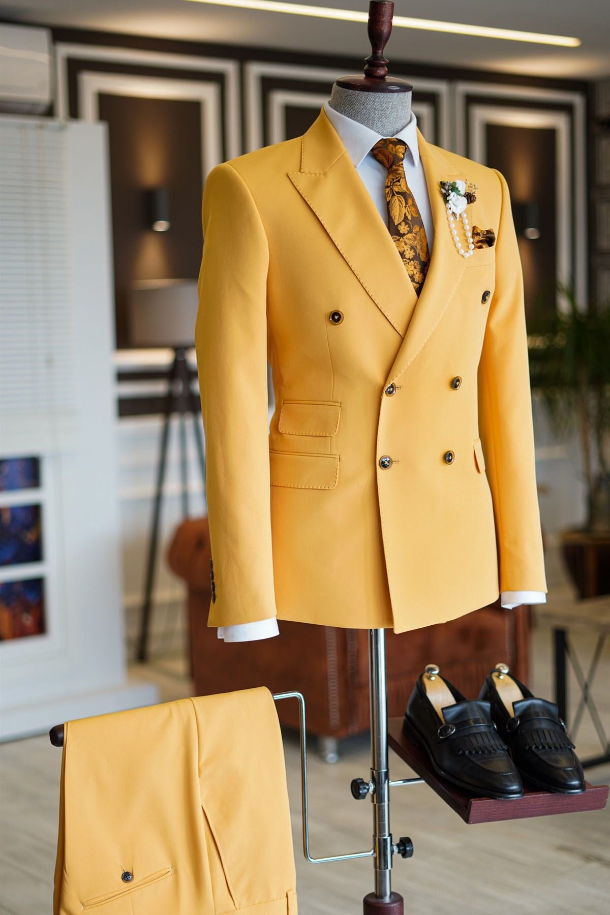 Chic Yellow Peaked Lapel Double Breasted Prom Men Suits