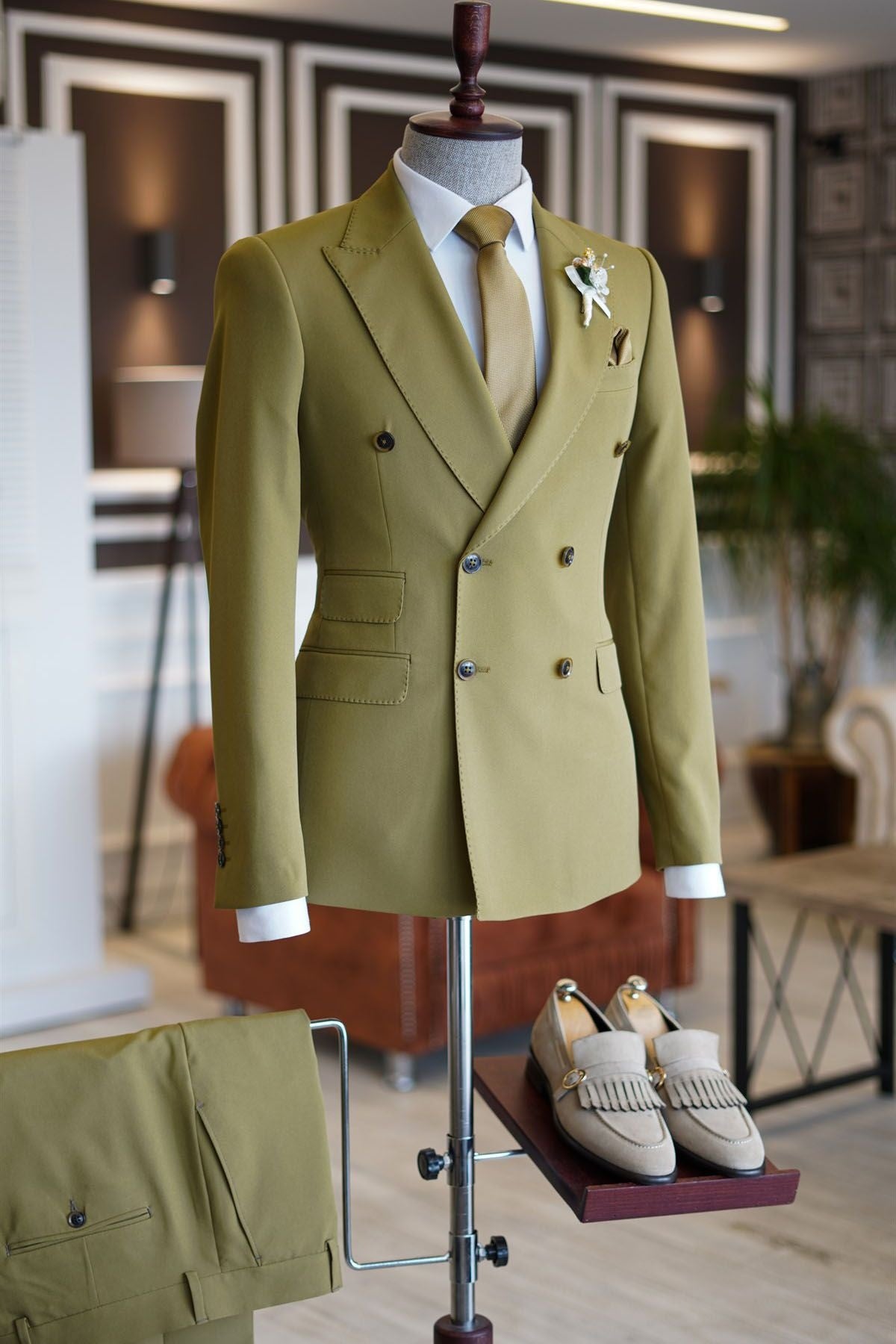 Beautiful Green Double Breasted Peaked Lapel Prom Suits