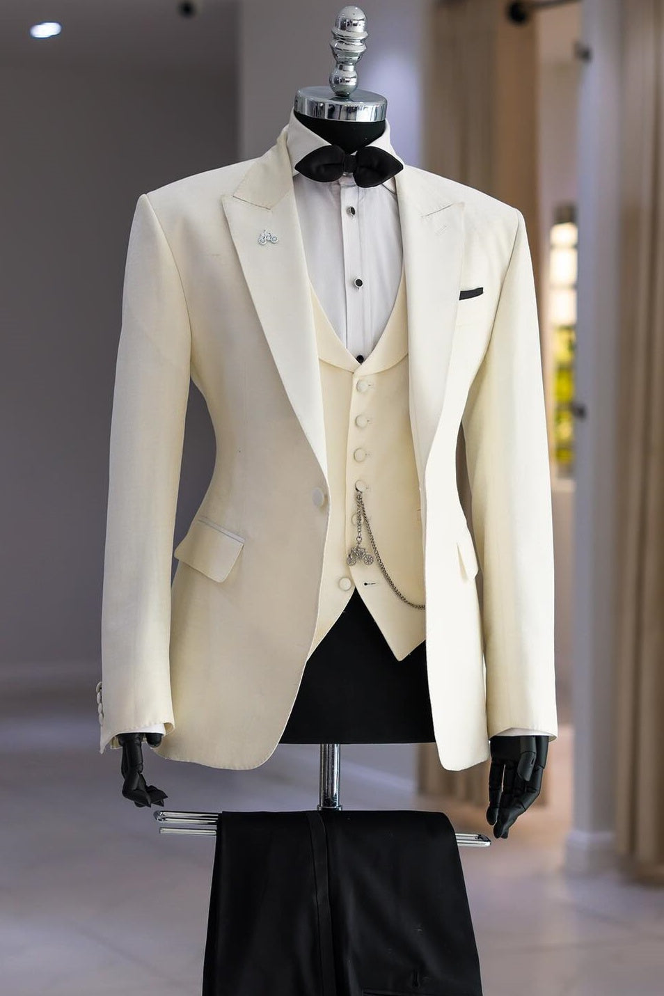 Elegant Off White 3 Pieces Peaked Lapel Slim Fit Men Suits